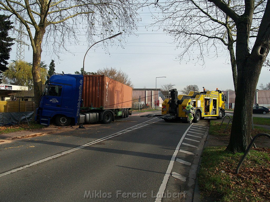 VU LKW gegen Baum Koeln Merheim Olpenerstr P373.JPG